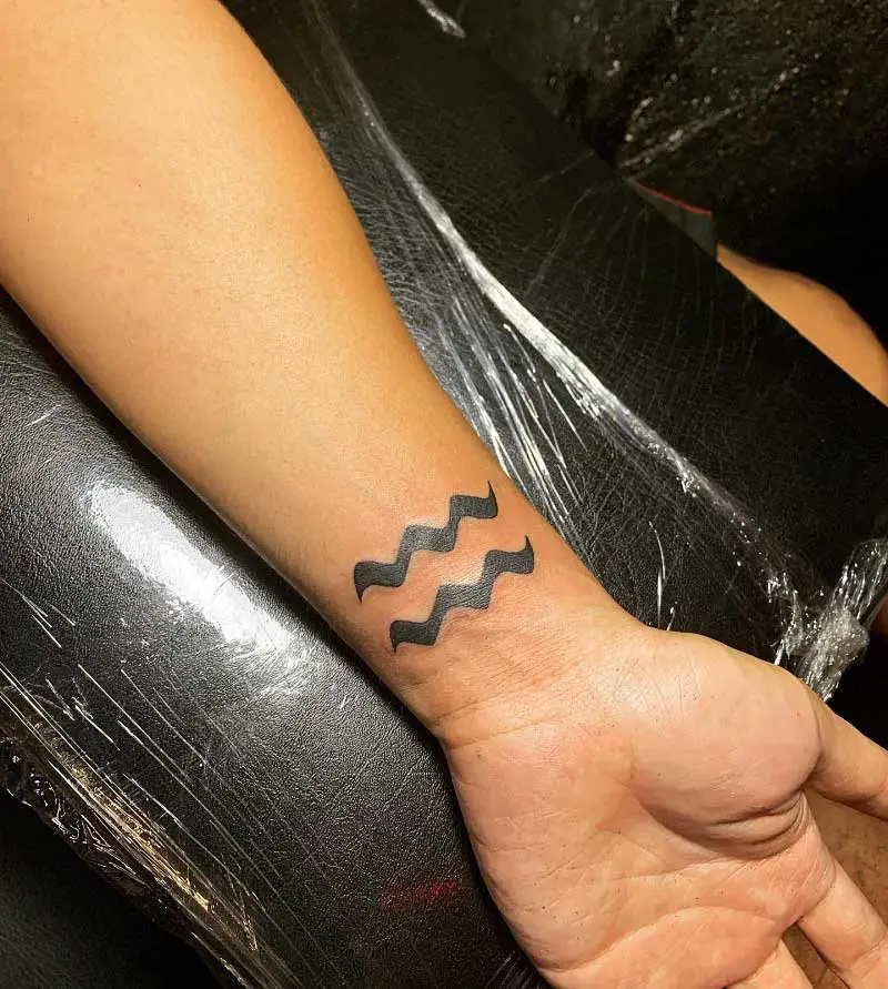 minimalist-aquarius-tattoo-1