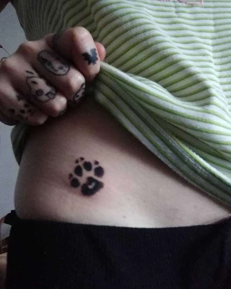 paw-print-tattoo-on-hip-3