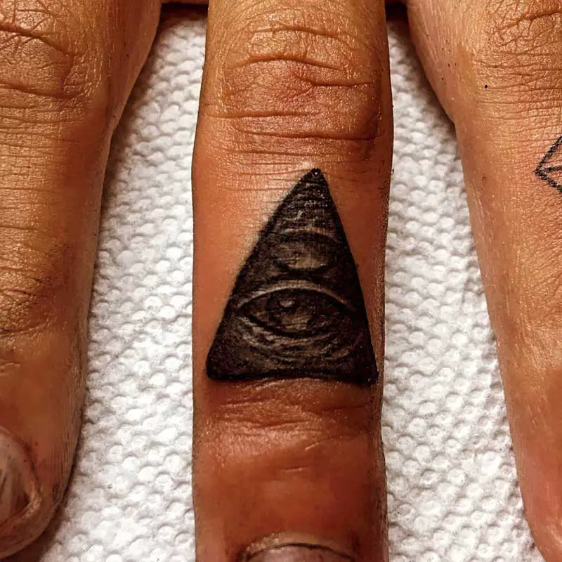 pyramid-finger-tattoo-2