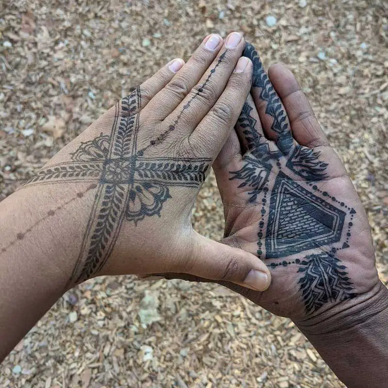 pyramid-finger-tattoo-3