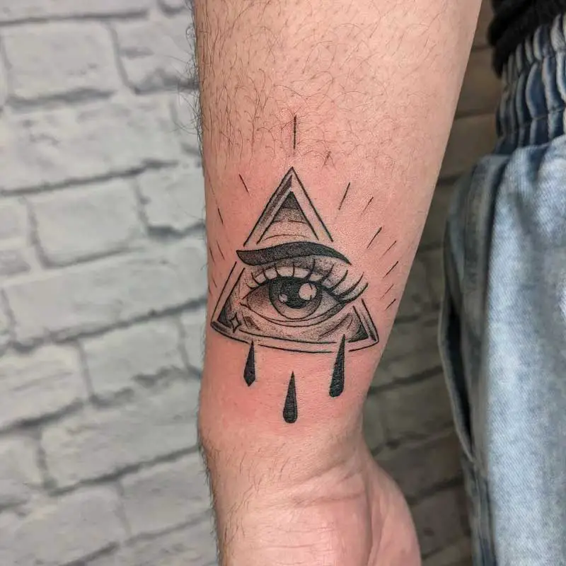 pyramid-hand-tattoo-3