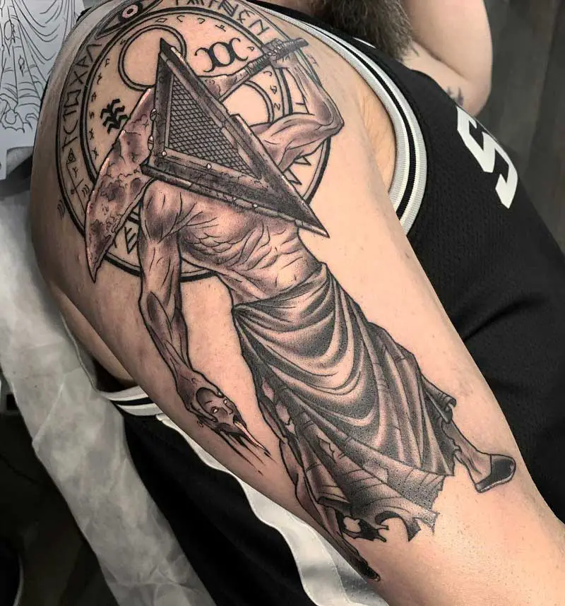 BickiChan on Twitter Pyramid Head done the other day Client sat  rocksteady Thanks man     jadedbodyarts tattoo freshink  tattoos pyramidhead silenthilltattoo silenthill videogametattoo  nerdtattoo greatclients ilovemyjob httpst 