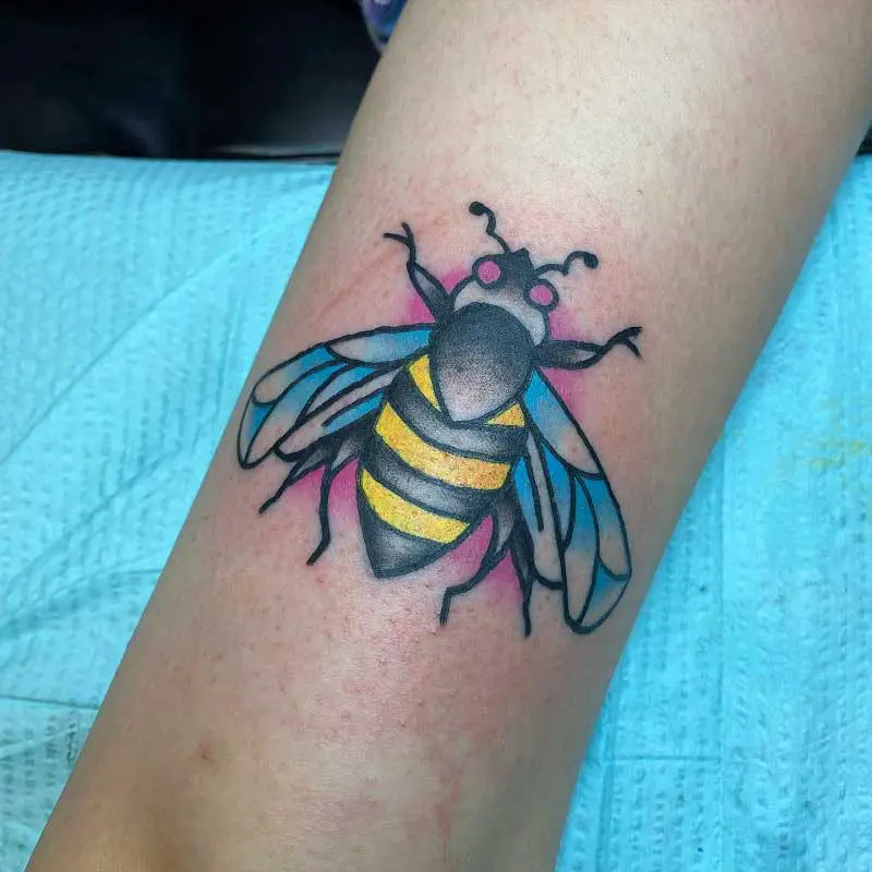 american-traditional-bumble-bee-tattoo-1