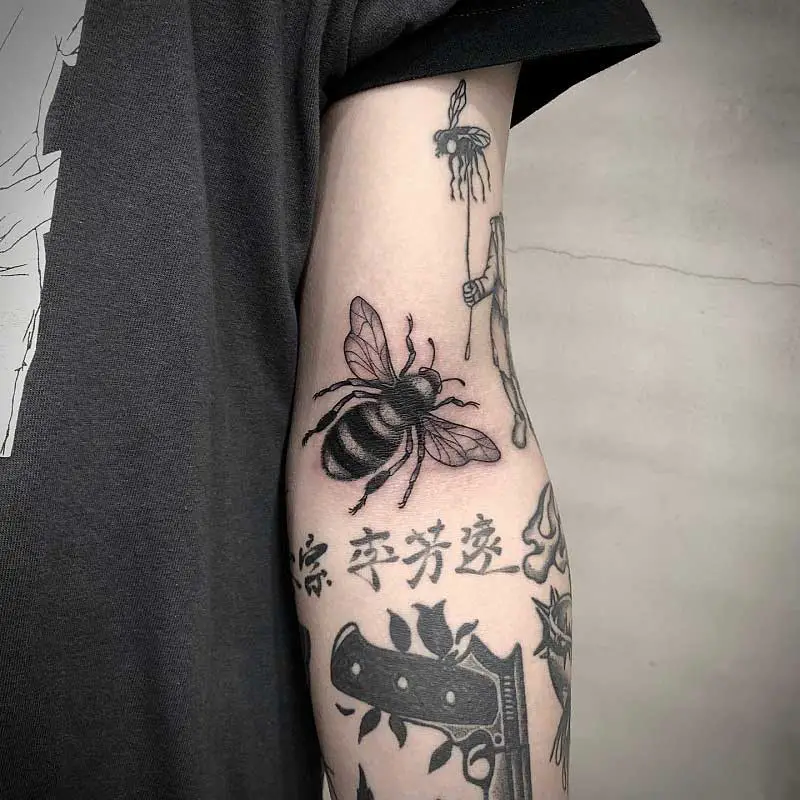ariana-grande-honey-bee-tattoo-1