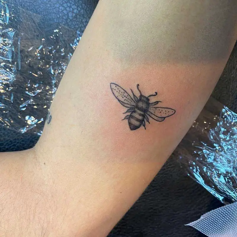 ariana-grande-honey-bee-tattoo-2