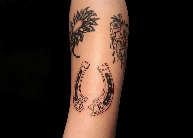 broken-horseshoe-tattoo-3