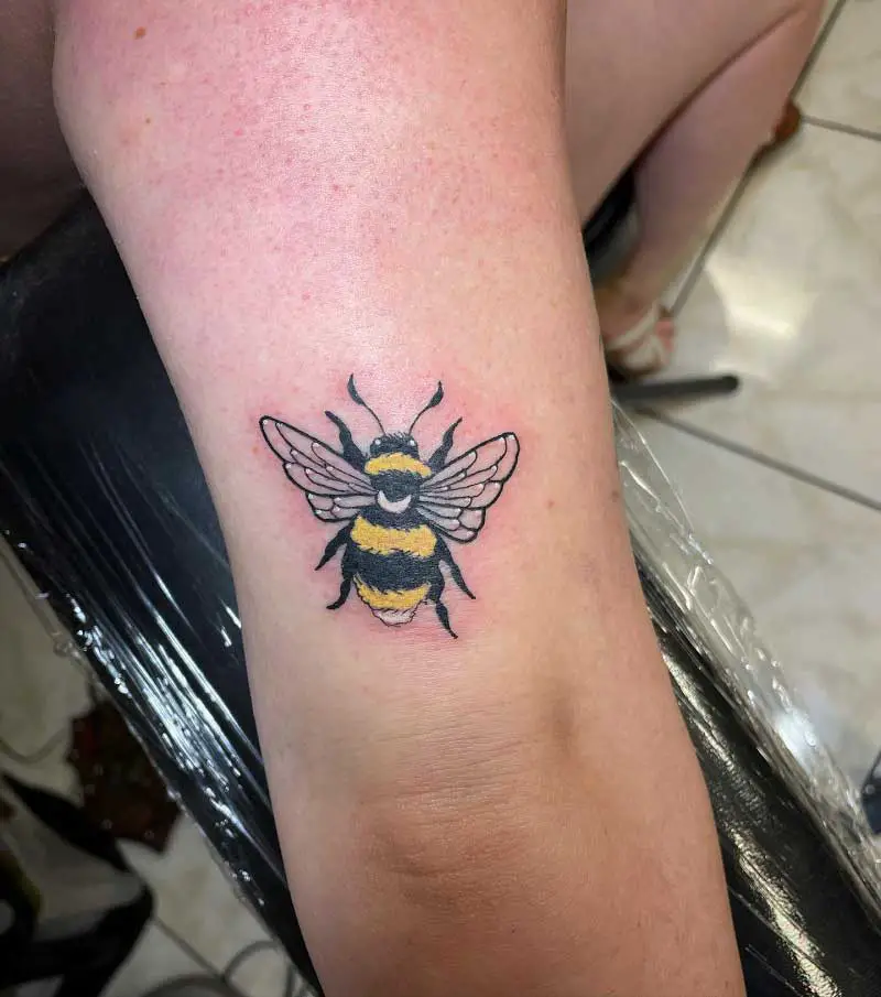 creepy-bumble-bee-tattoo-3