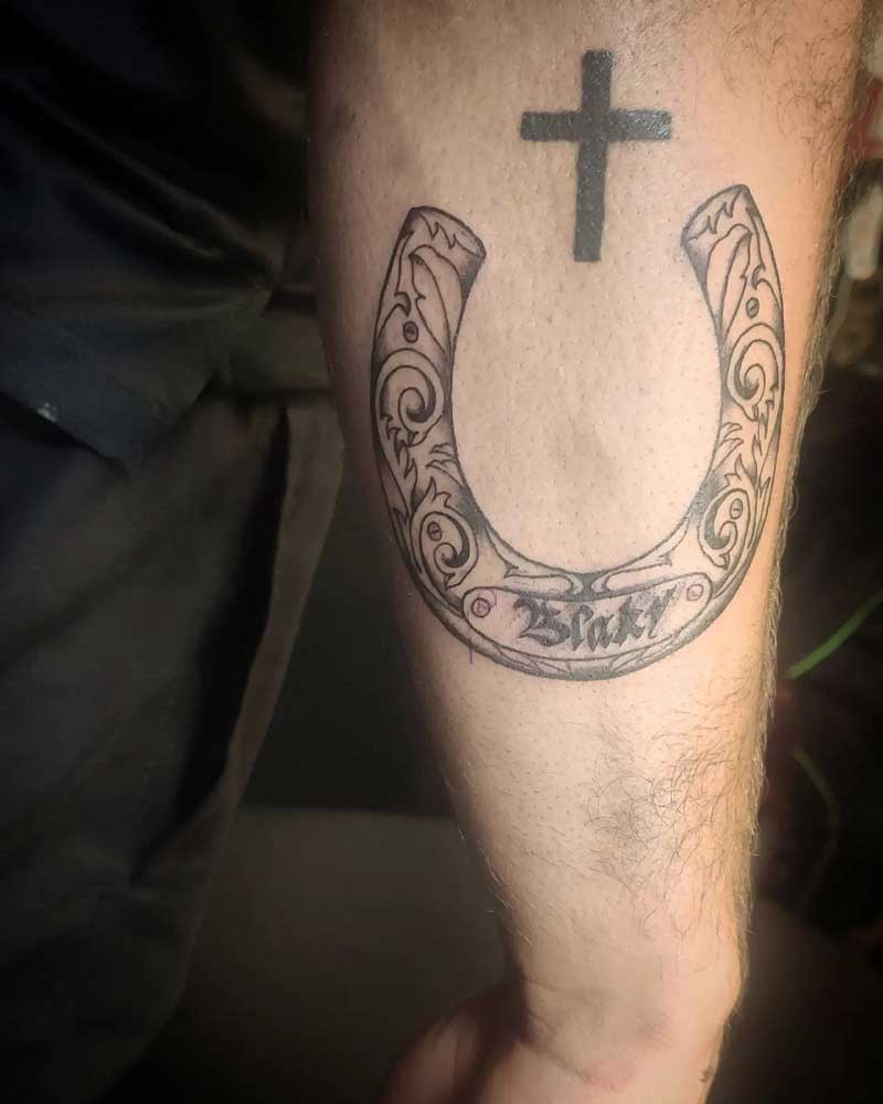 cross-horseshoe-tattoo-2