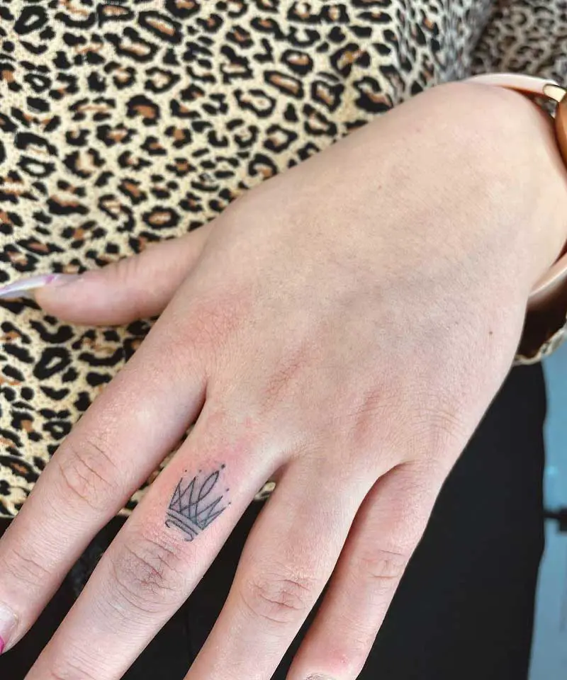 crown-wedding-ring-tattoos--3