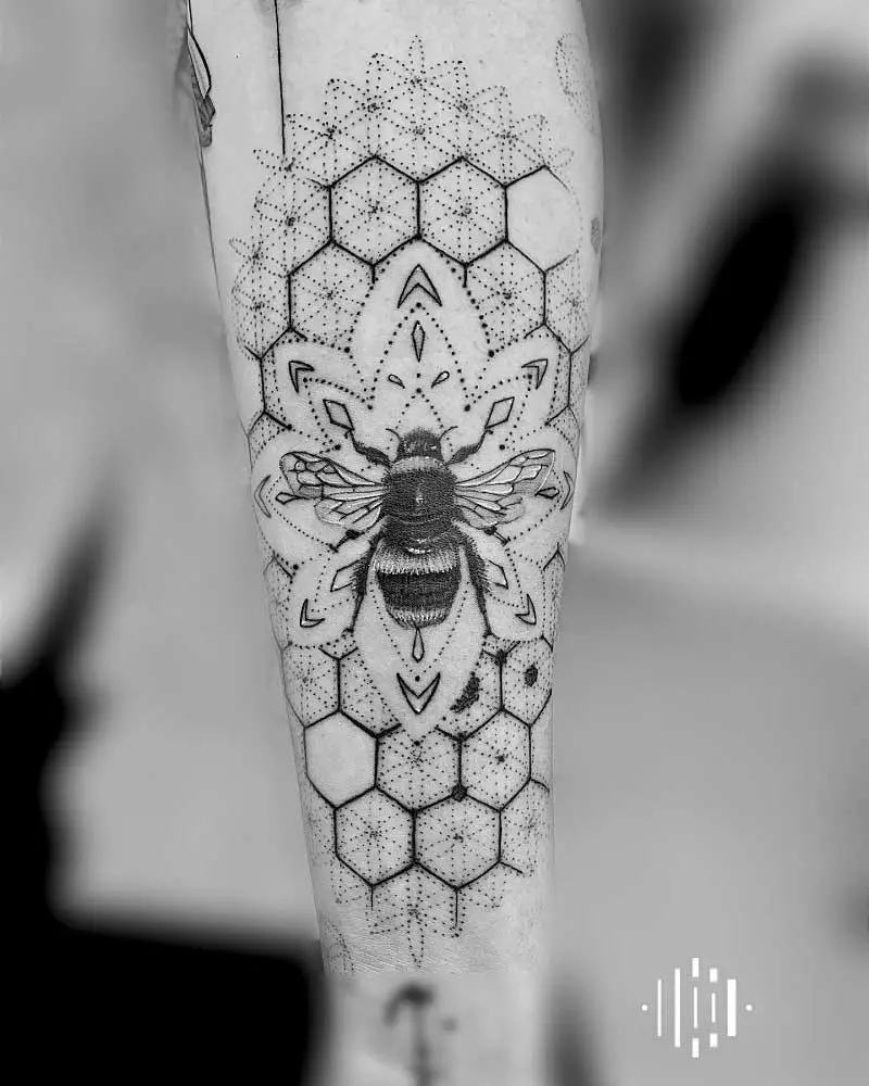 detailed-bumble-bee-tattoo-3