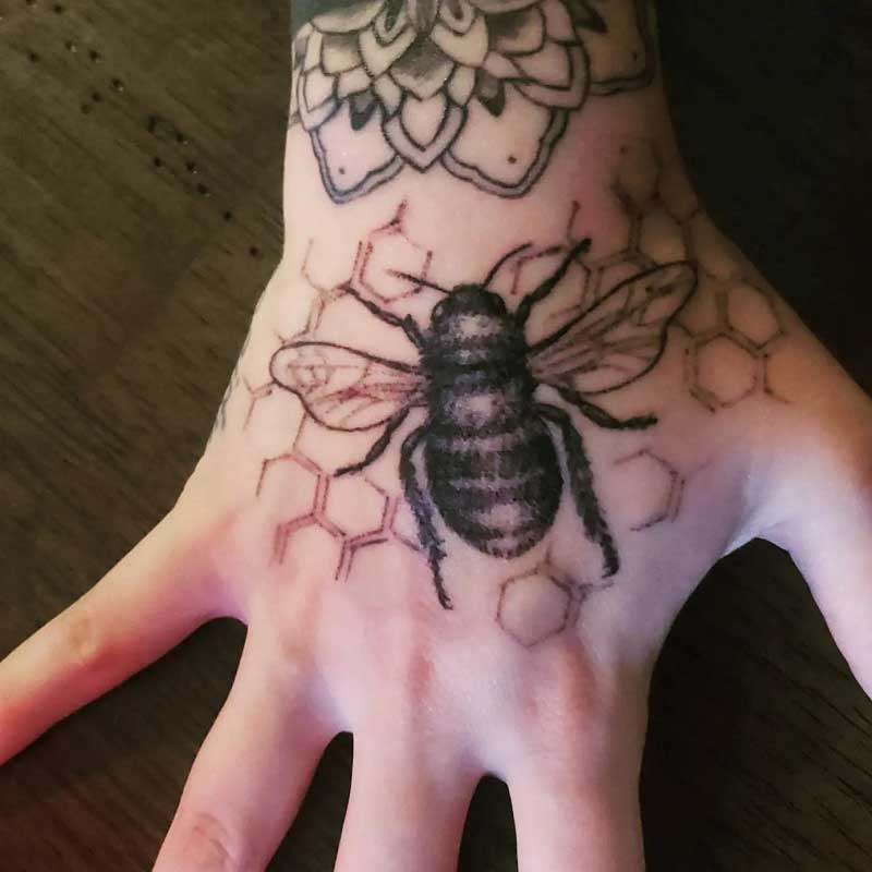 fat-queen-bee-tattoo-3