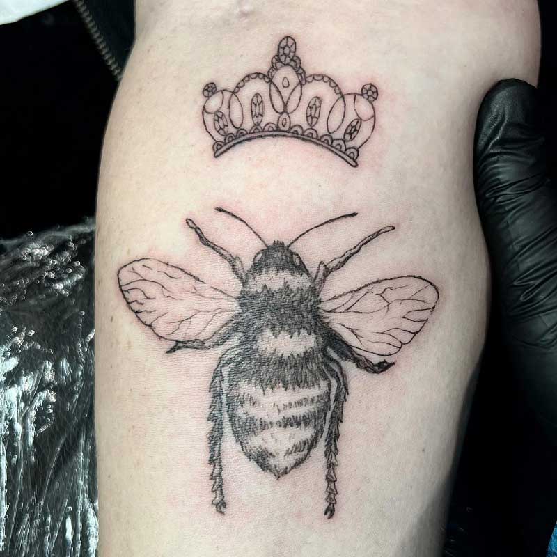 fat-queen-bee-tattoo-4