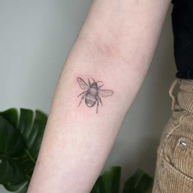 fine-line-bumble-bee-tattoo-2