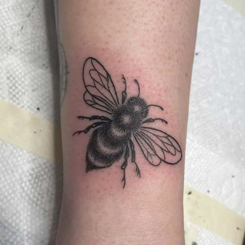fine-line-honey-bee-tattoo-3