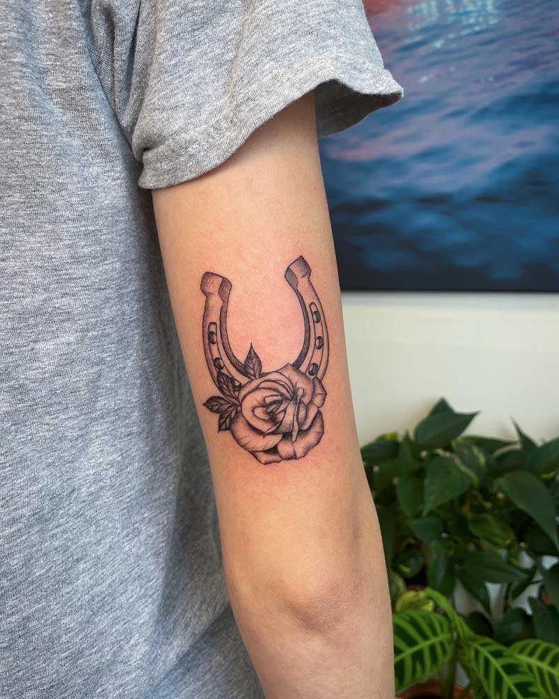 floral-horseshoe-tattoo-2