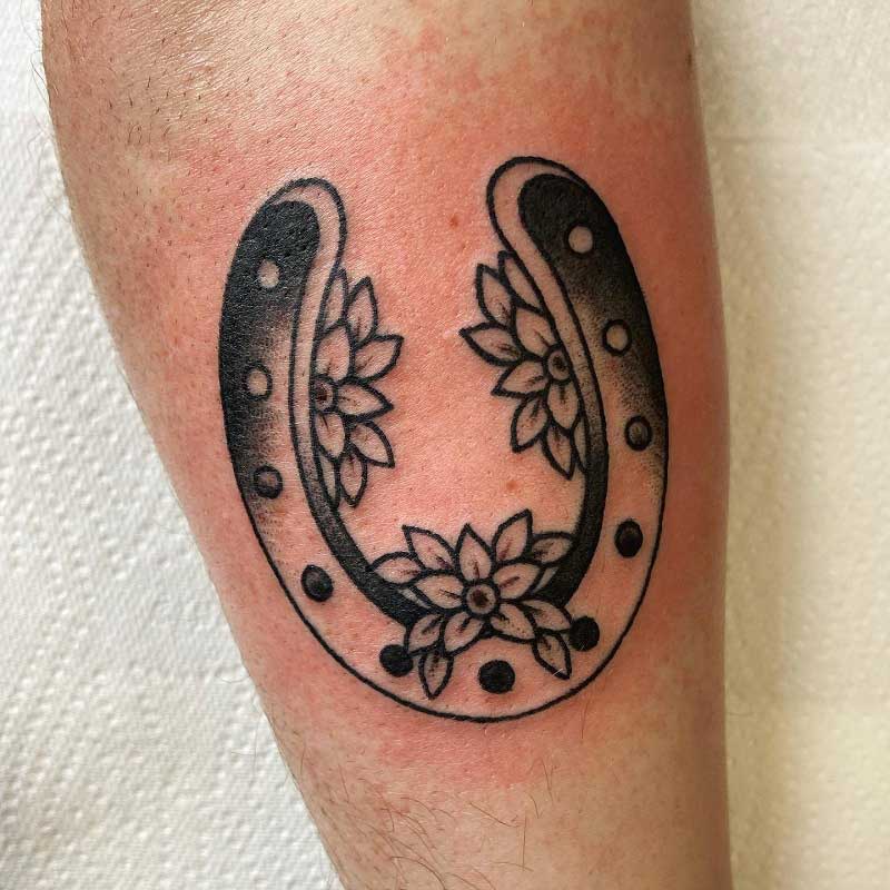flower-horseshoe-tattoo-2