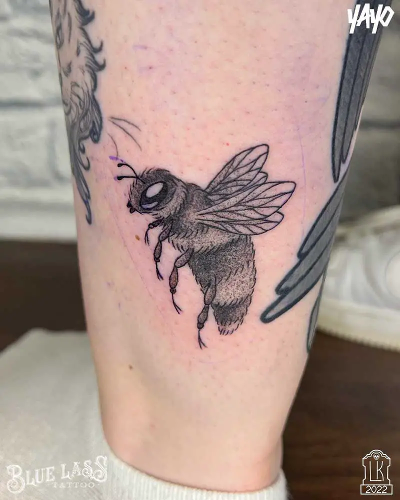 flying-bumble-bee-tattoo-1