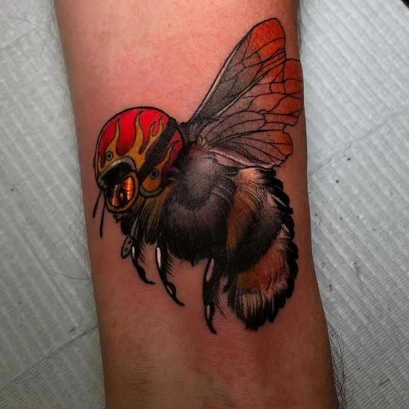 flying-bumble-bee-tattoo-2