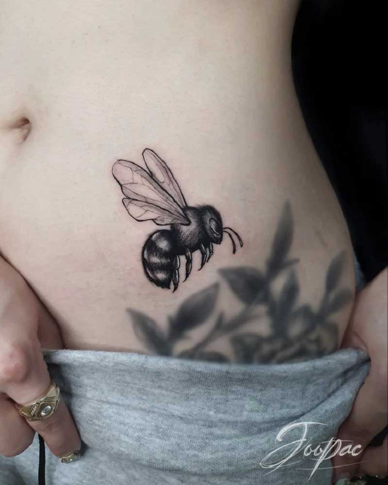 flying-honey-bee-tattoo-2