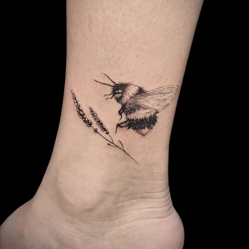 flying-honey-bee-tattoo-3