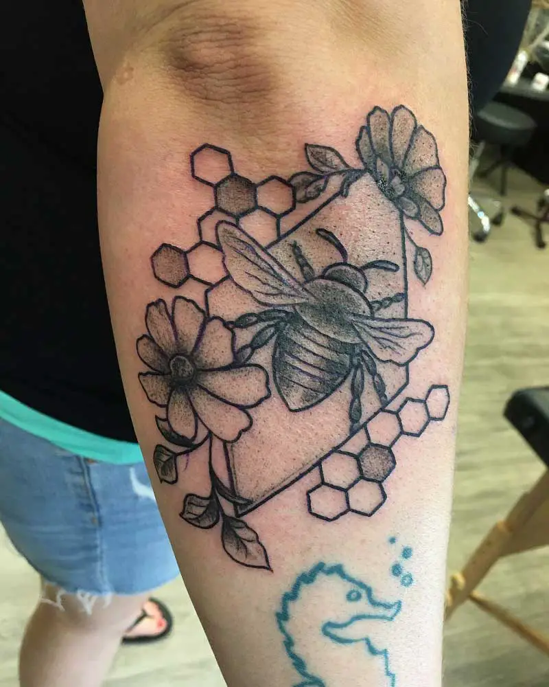 geometric-bumble-bee-tattoo-2