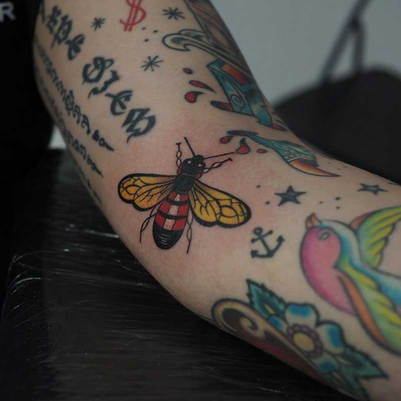 gucci-bumble-bee-tattoo-2