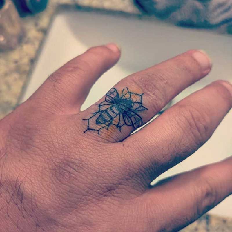 honey-bee-finger-tattoo-3