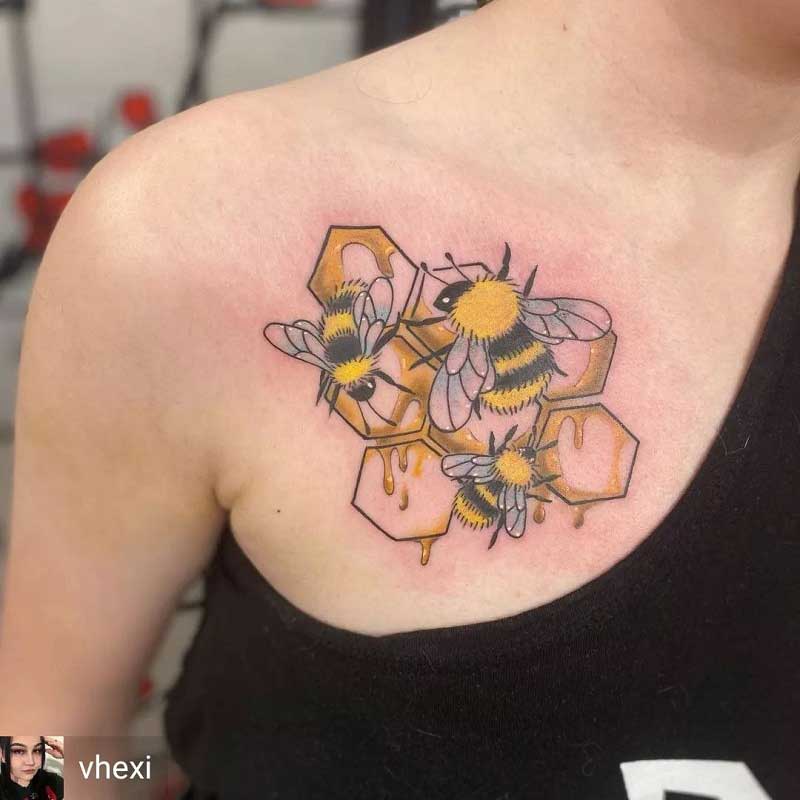 honeycomb-queen-bee-tattoo-1