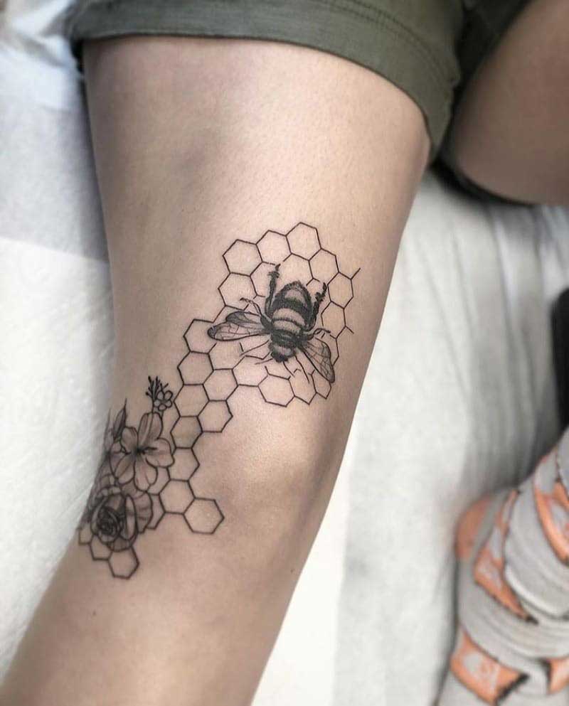 honeycomb-queen-bee-tattoo-2