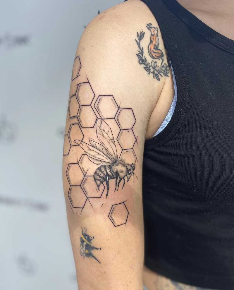 honeycomb-queen-bee-tattoo-4