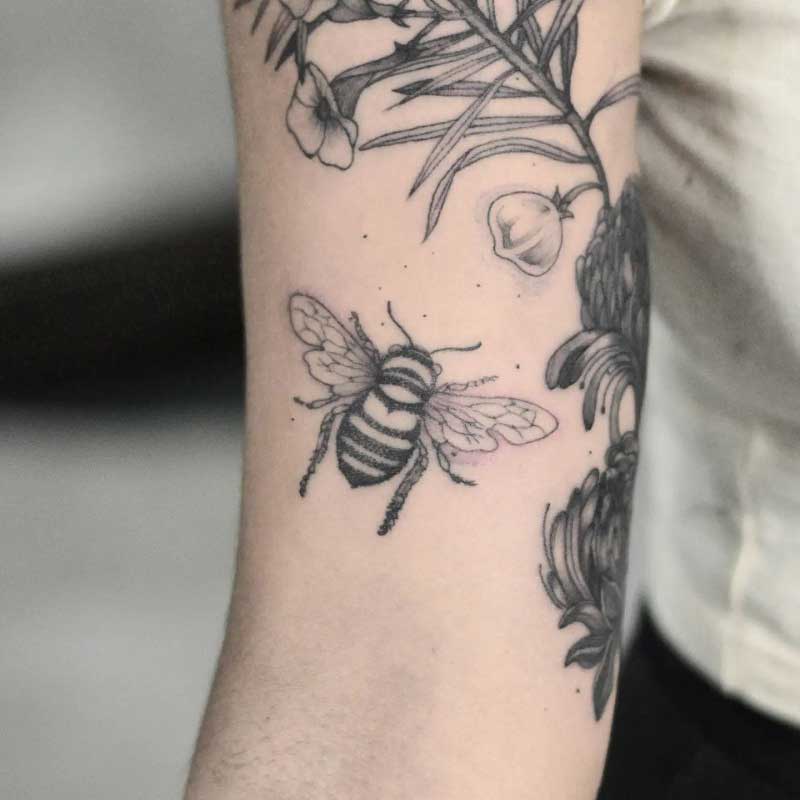 honeysuckle-honey-bee-tattoo-2