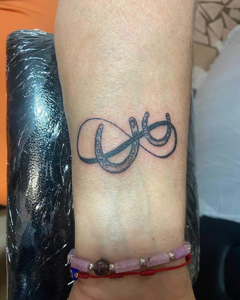 infinity-horseshoe-tattoo-1