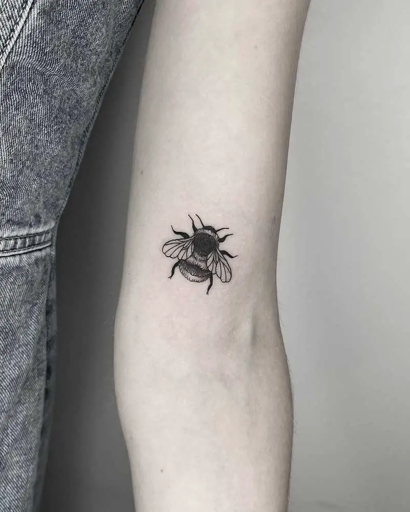 minimalist-bumble-bee-tattoo-3