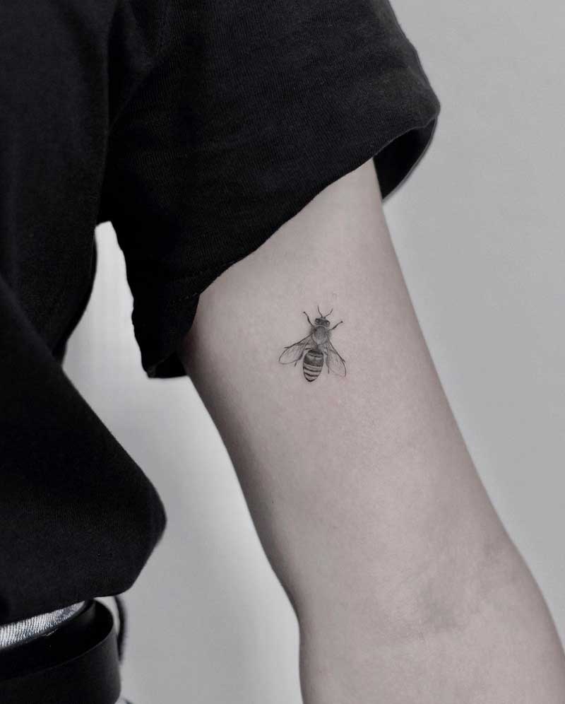 24 Cute and Beautiful Bee Tattoo Examples