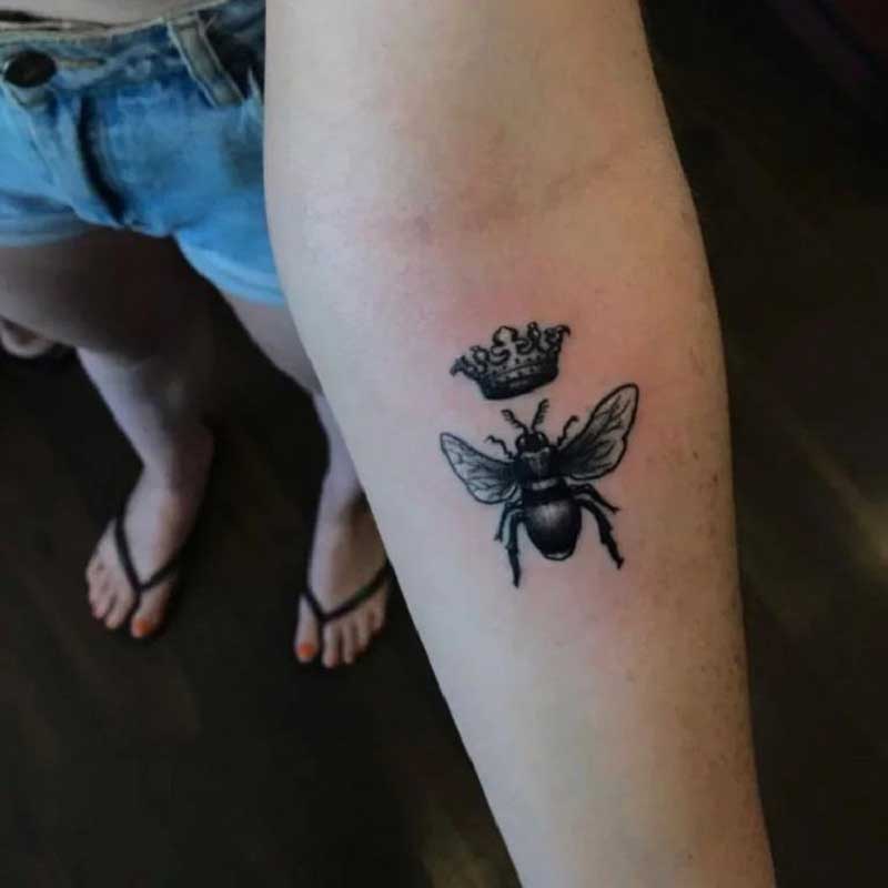 minimalist-queen-bee-tattoo--4