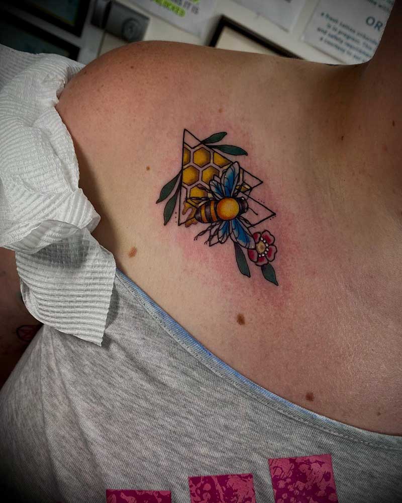 minimalist-queen-bee-tattoo--5