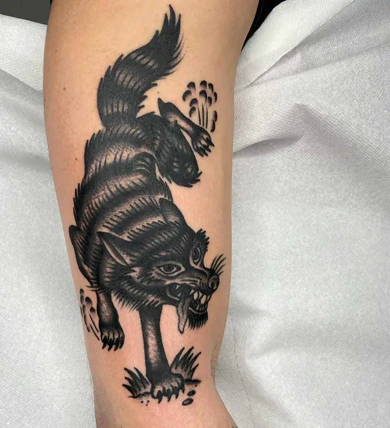 old-school-traditional-wolf-tattoo-1