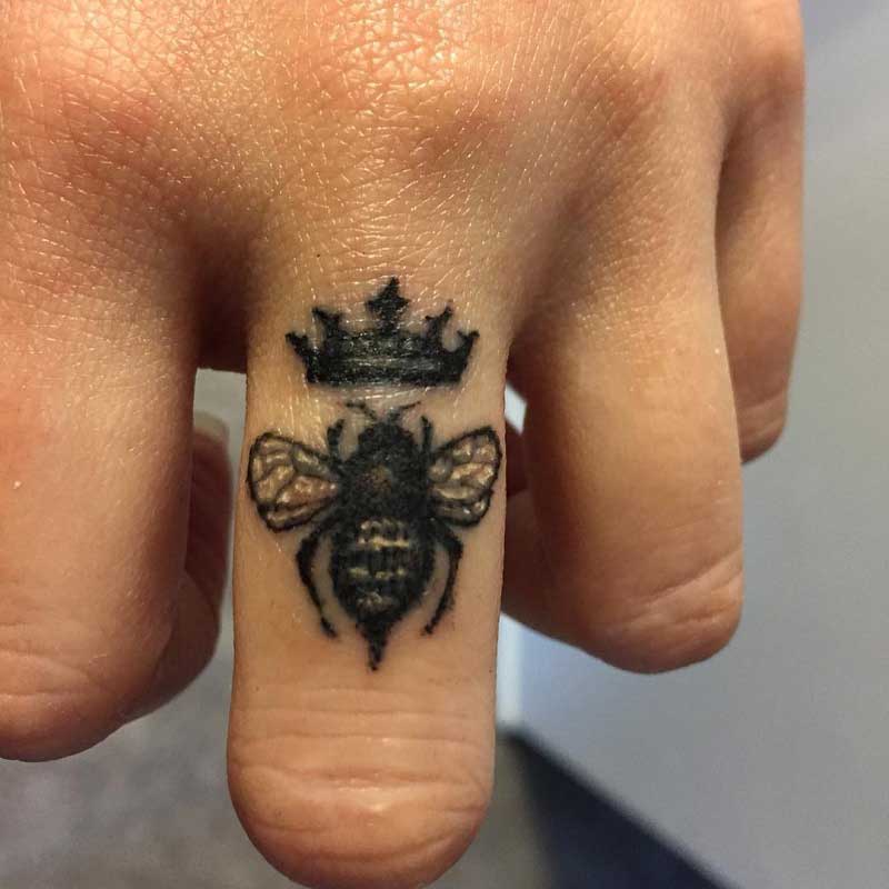 queen-bee-finger-tattoo--4