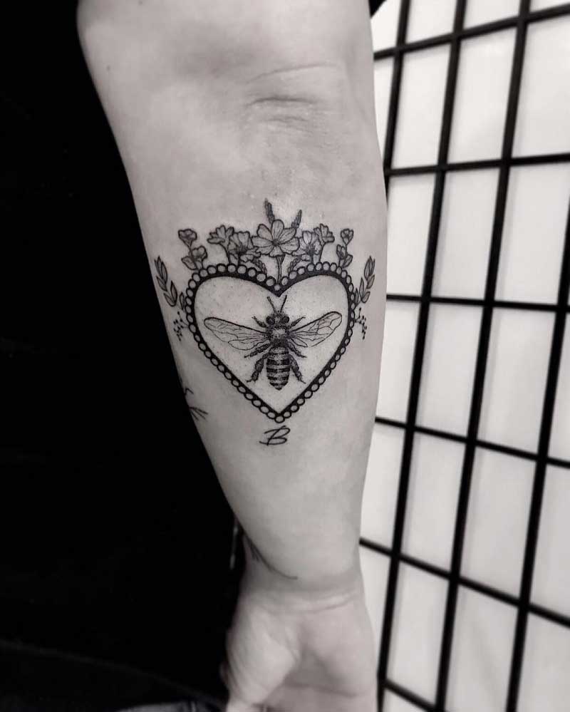 queen-bee-tattoo-school-3