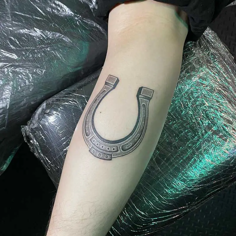 realistic-horseshoe-tattoo-2