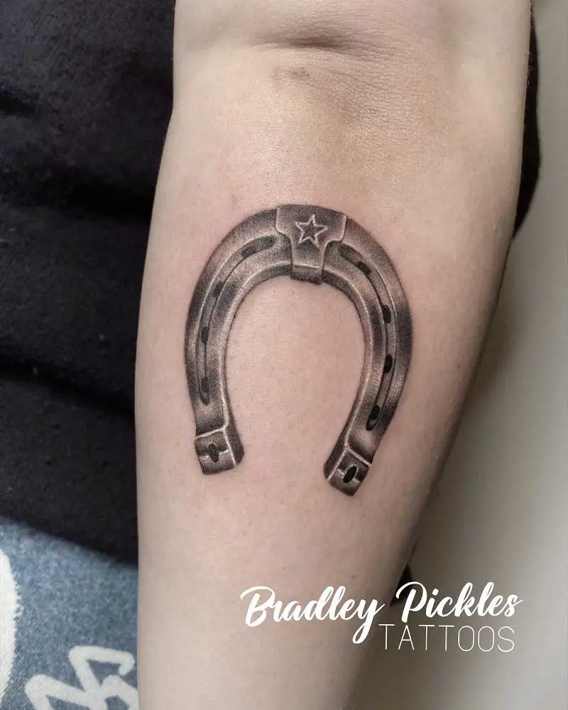 realistic-horseshoe-tattoo-3