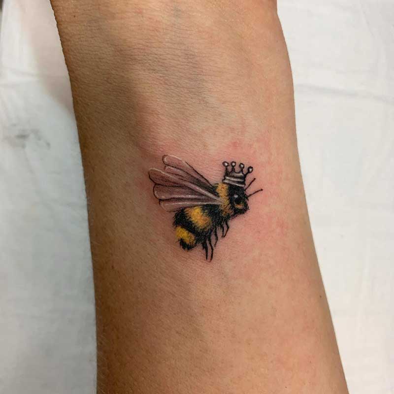 realistic-queen-bee-tattoo--3