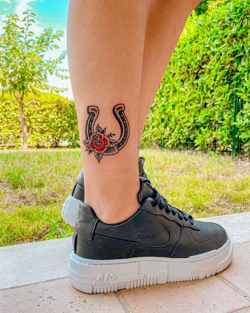 simple-horseshoe-tattoo-2