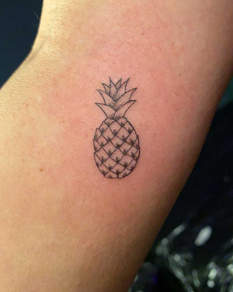 tiny-pineapple-tattoo-1