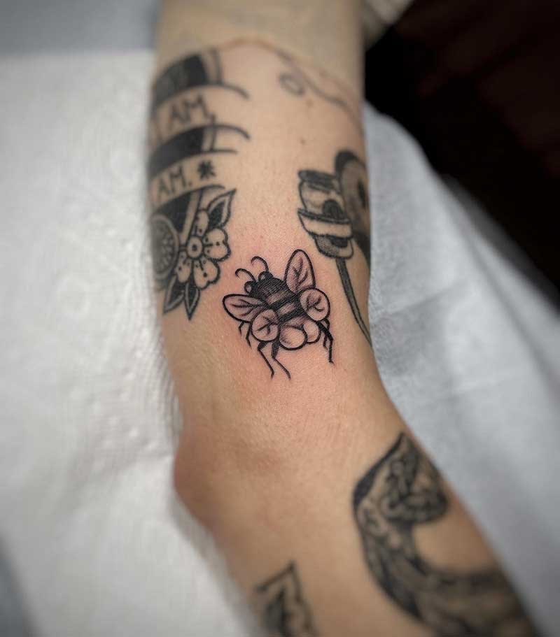 traditional-bumble-bee-tattoo-3