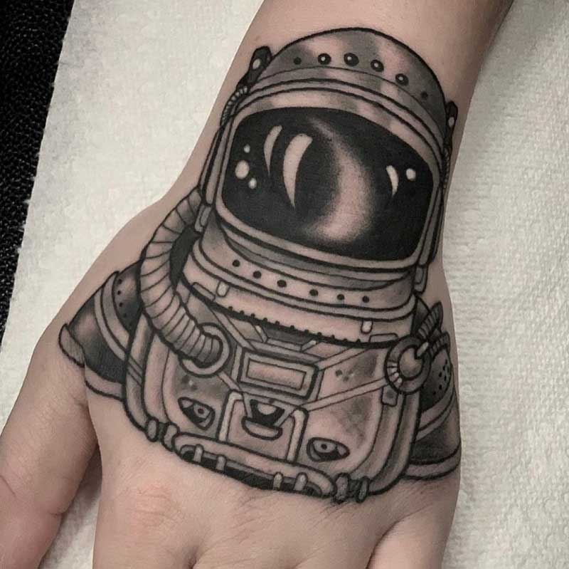 astronaut-helmet-tattoo-2