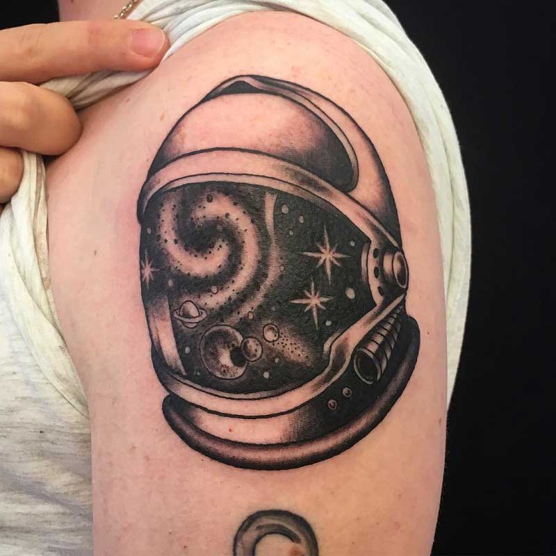 astronaut-helmet-tattoo-3