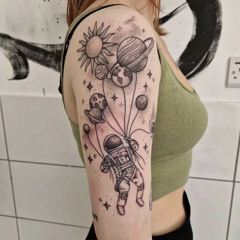 astronaut-holding-planet-balloons-tattoo-1