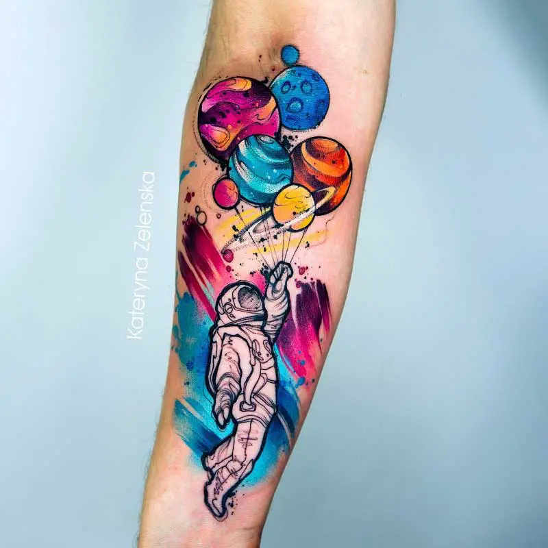 astronaut-holding-planet-balloons-tattoo-2