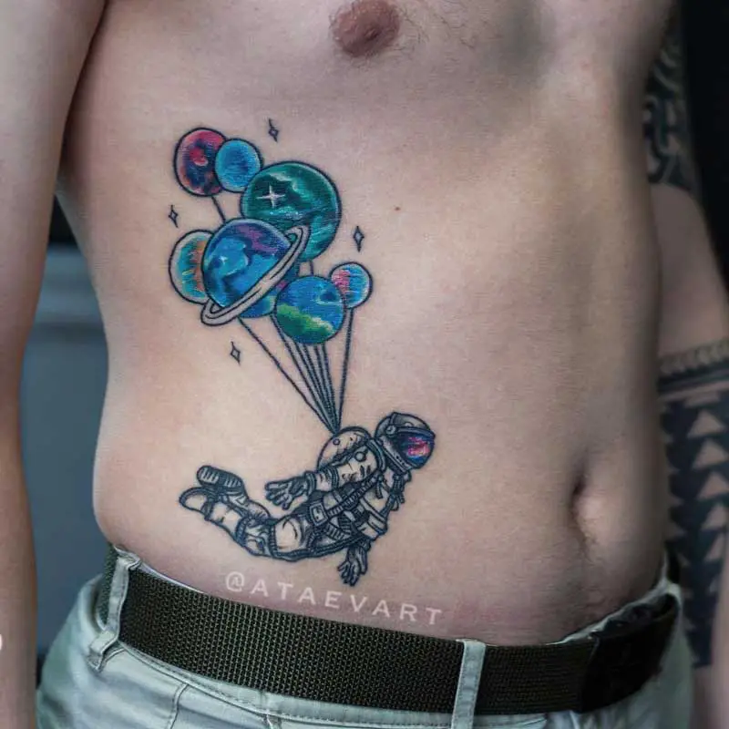 astronaut-holding-planet-balloons-tattoo-3